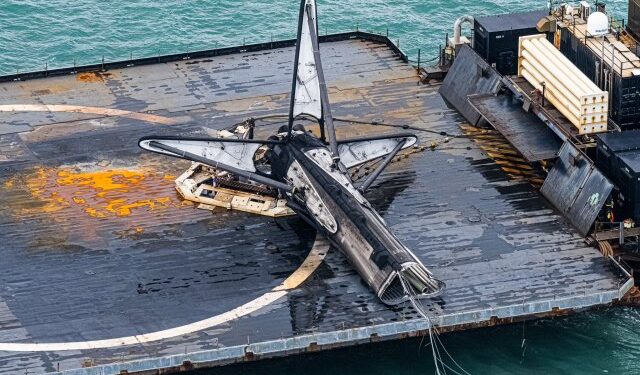 Histórico cohete propulsor de SpaceX se parte en dos cuando era transportado a Florida