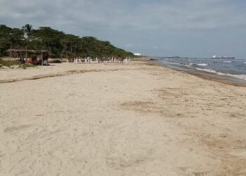 Chavismo dijo que saneó más del 80% de las costas de Carabobo tras derrame de crudo