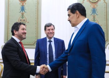 Maduro recibió a directivos de Repsol un día después del acuerdo para reactivar operaciones con Pdvsa