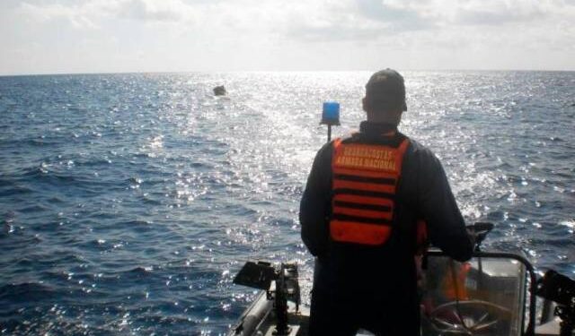 La Armada colombiana rescata a dos dominicanos que estaban a la deriva en La Guajira (Video)