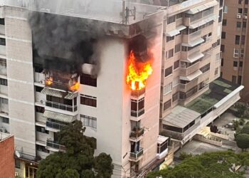 Registran incendio de gran magnitud en apartamento en Los Palos Grandes este #14Dic (Imágenes)