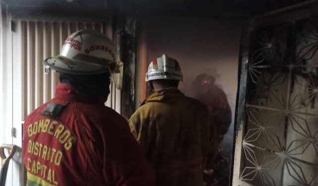Incendio en apartamento en Los Palos Grandes deja dos fallecidos y cuatro afectados por inhalación de humo