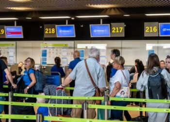 Al menos 300 venezolanos quedaron varados en un aeropuerto de Madrid