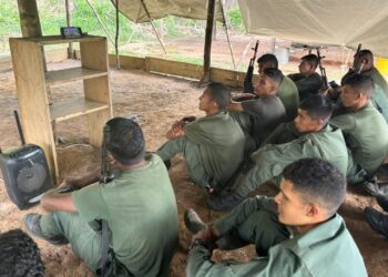 Régimen de Maduro mantiene sus ejercicios militares tras la llegada del buque británico a Guyana