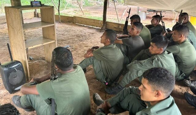Régimen de Maduro mantiene sus ejercicios militares tras la llegada del buque británico a Guyana