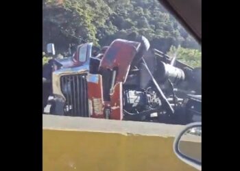 Imágenes: Gandola se volcó en la autopista Gran Mariscal de Ayacucho este #12Dic