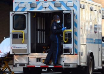 Se volvió “combativo”: era asistido por paramédico en El Bronx, pero le propinó un cabezazo y luego murió