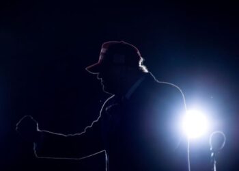 Trump redobla su ventaja sobre DeSantis y mantiene la diferencia sobre Biden, según sondeo