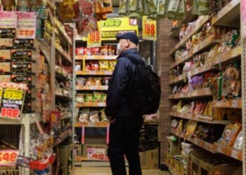 Nueva York salvaje: captan en VIDEO la paliza a un hombre en supermercado