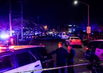 VIDEO: Cámara corporal de la policía captó cómo criminal disparó contra rehén secuestrado en su casa de Oregón