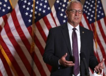 Hijo de senador republicano fue arrestado tras persecución policial mortal en Dakota del Norte