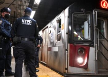 Perdió parte de un dedo durante una pelea con un ladrón en el metro de Nueva York