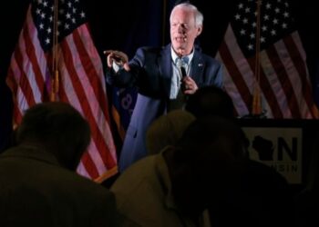 Senador sugiere que Biden permite que los inmigrantes crucen la frontera para que voten por él