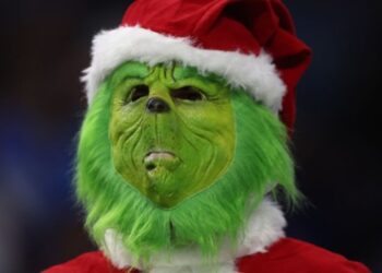 “Pastor” callejero se disfrazó del Grinch y posó frente a escuela en Texas con cartel de “Santa no es real”