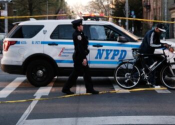 Violencia despiadada en Nueva York: acribillaron a balazos a un hombre dentro de su vehículo