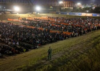Ante colapso migratorio en Texas, miles de inmigrantes pasan la noche a la intemperie esperando ser procesados
