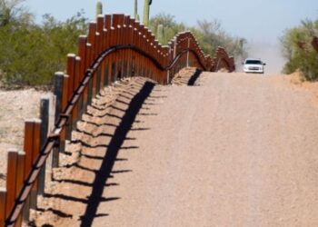 VIDEO: Coyote fue captado cortando con una sierra muro fronterizo en Arizona para poder ingresar a inmigrantes