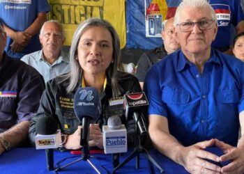 Táchira es el gran estacionamiento de Venezuela por las largas colas para abastecer gasolina, denuncia Karim Vera