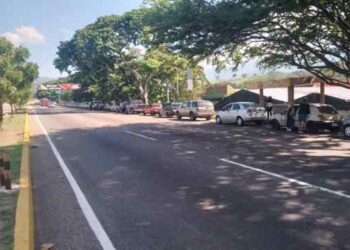 Tachirenses se calan largas filas para surtir gasolina, pese a que sus vehículos no fueron marcados