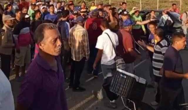 “Esa lista no va”: El reclamo de conductores en cola en la gasolinera de Dolores en Barinas