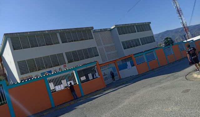 Centros de votación merideños están activos… pero la gente llega “a cuentagotas” (IMÁGENES)