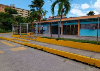 Centros electorales vacíos y restricciones a la prensa marcan la jornada del referéndum consultivo en Sucre