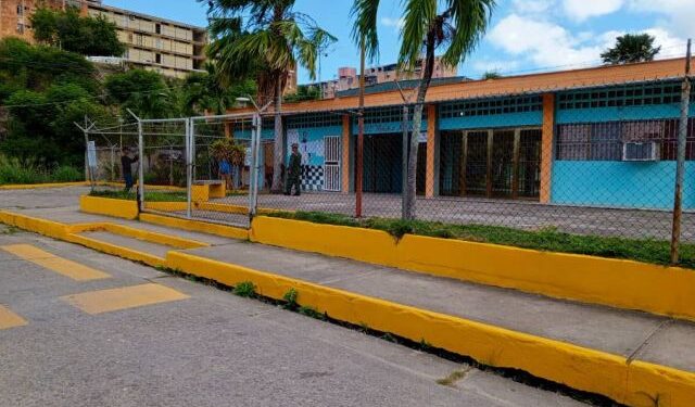 Centros electorales vacíos y restricciones a la prensa marcan la jornada del referéndum consultivo en Sucre