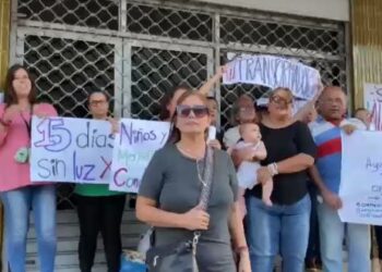 Vecinos improvisan cavas con hielo para que no se pudran los alimentos tras un mes sin electricidad en Puerto Ordaz