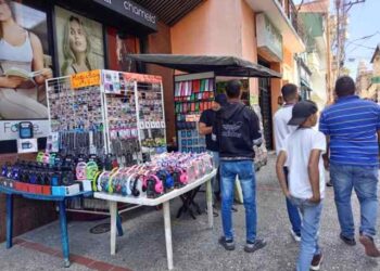 Merideños compran juguetes usados para resolver el Niño Jesús en esta Navidad