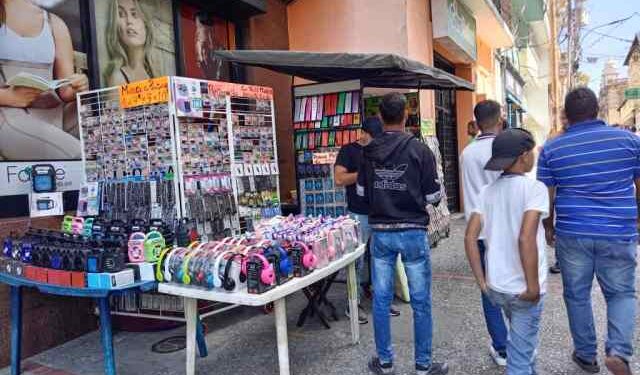 Merideños compran juguetes usados para resolver el Niño Jesús en esta Navidad