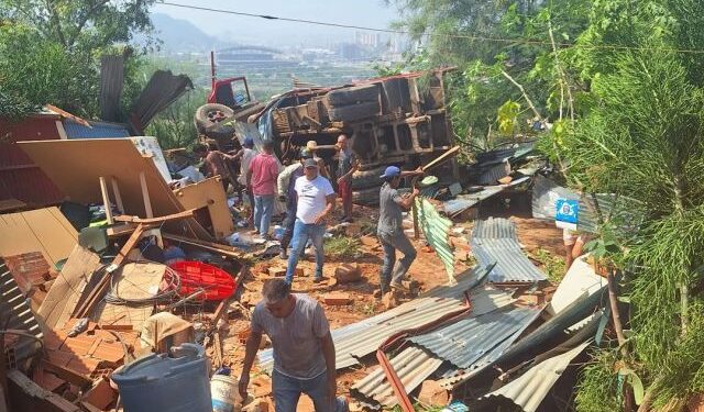 Volcamiento de camión en Puerto La Cruz dejó un muerto y dos heridos