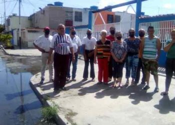 A vecinos de la urbanización Macías Mujica en Barquisimeto les toca una seca Navidad