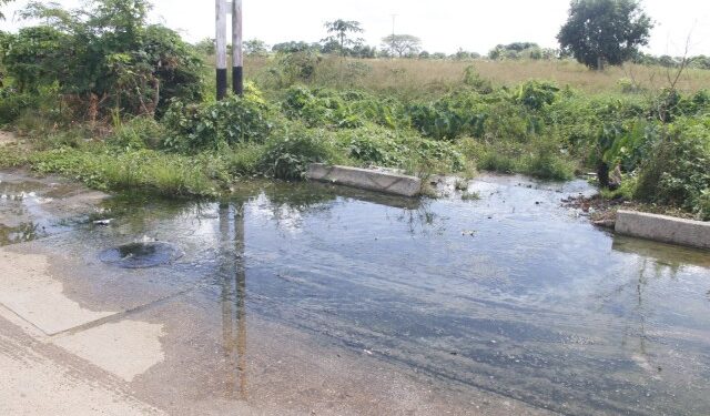 Desborde de aguas negras afecta a más de 330 familias en Villas del Sur en Maturín