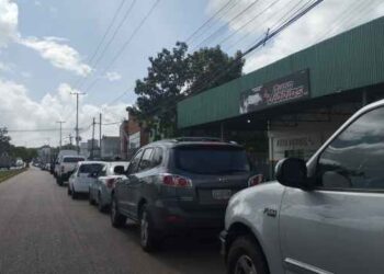 Entre largas colas por combustible transcurre la víspera de Navidad en Maturín
