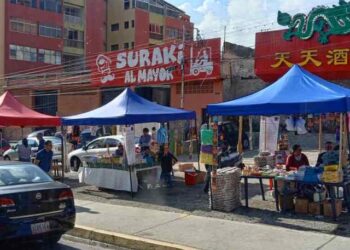 On the eve of Christmas Eve, Venezuelan buyers take advantage of sales offers and merchants hope to increase sales