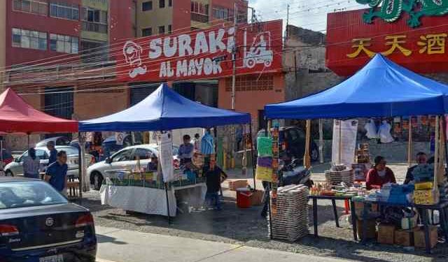 En vísperas de la Nochebuena, compradores aprovechan ofertas y comerciantes esperan aumentar las ventas