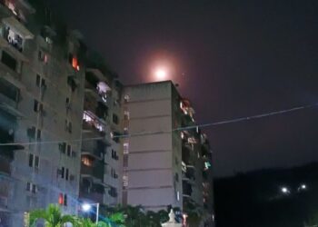 Vecinos de los Bloques de Playa Grande en Carúpano están hartos de tantos apagones