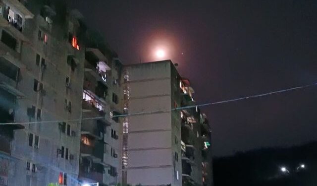 Vecinos de los Bloques de Playa Grande en Carúpano están hartos de tantos apagones