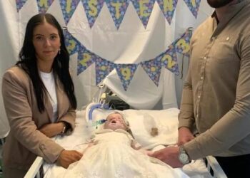 El papa Francisco envía un telegrama al funeral de la bebé británica que murió tras disputa legal