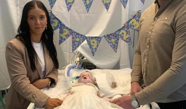 El papa Francisco envía un telegrama al funeral de la bebé británica que murió tras disputa legal