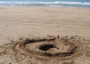 Murió en plena playa cuando un agujero de arena “se lo tragó”, ¿por qué pasó?