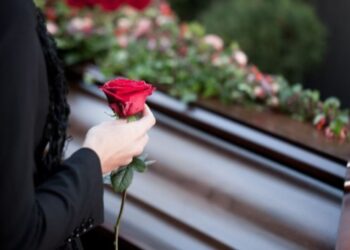 “El mundo es mejor sin ti”: Mujer en Míchigan reveló el comportamiento violento y cruel de su madre en un obituario