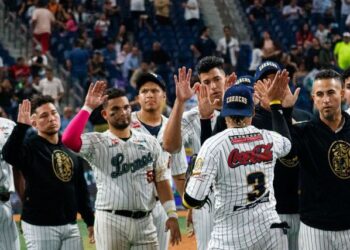 Leones atacaron temprano a los Navegantes para asegurar su pase al Round Robin
