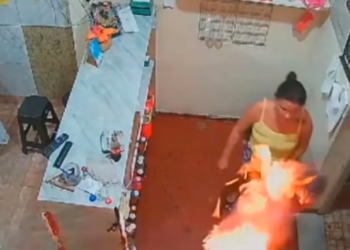 ¡Se volvió loca! Prendió en fuego a su marido en pleno centro comercial y el video se hace viral
