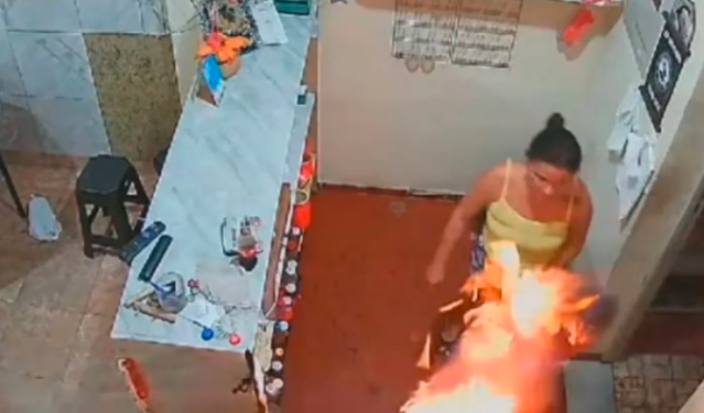 ¡Se volvió loca! Prendió en fuego a su marido en pleno centro comercial y el video se hace viral