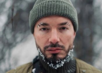 J Balvin viajó a Alaska para cantar en la nieve con el corazón roto (VIDEO)