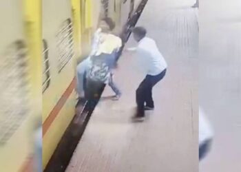 IMÁGENES FUERTES: madre e hijos tratan de subir a un tren en movimiento en India, pero ocurrió lo peor