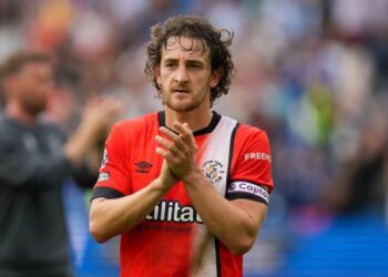 Capitán del Luton Town sufrió un “paro cardíaco en el campo” y está “estable” en el hospital