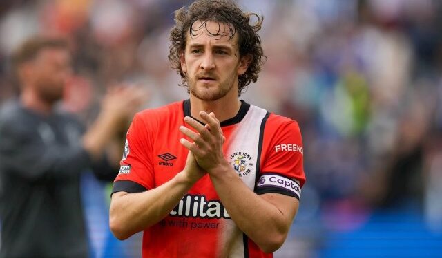 Capitán del Luton Town sufrió un “paro cardíaco en el campo” y está “estable” en el hospital