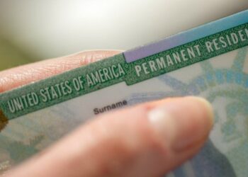 VIDEO: Solicitó la green card y se la dieron “en tres meses, sin entrevista y sin abogado”